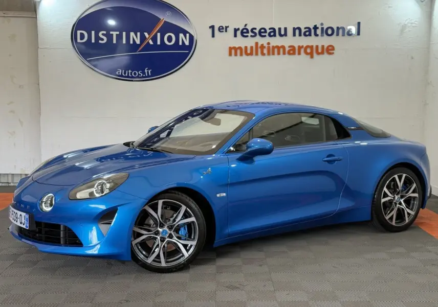 Vue 3/4 avant droite d'une Alpine A110 Légende bleu brillant avec jantes alliage et phares ronds LED.