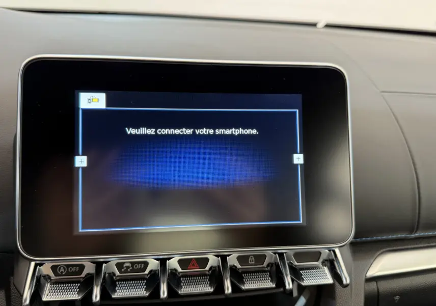 Écran tactile central affichant "Veuillez connecter votre smartphone" dans l'habitacle noir d'une Alpine A110 Légende 2019.