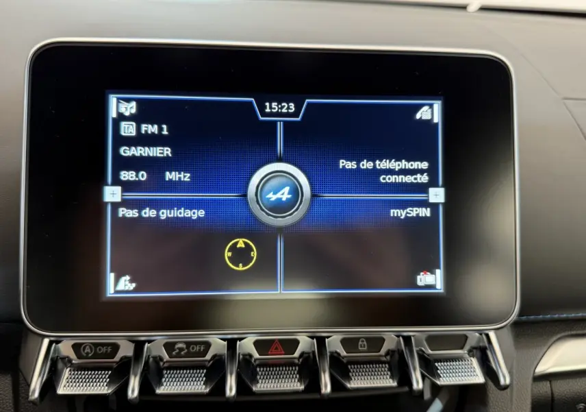 Écran tactile central de l'Alpine A110 Legende 2019 montrant l'interface radio et navigation en bleu.