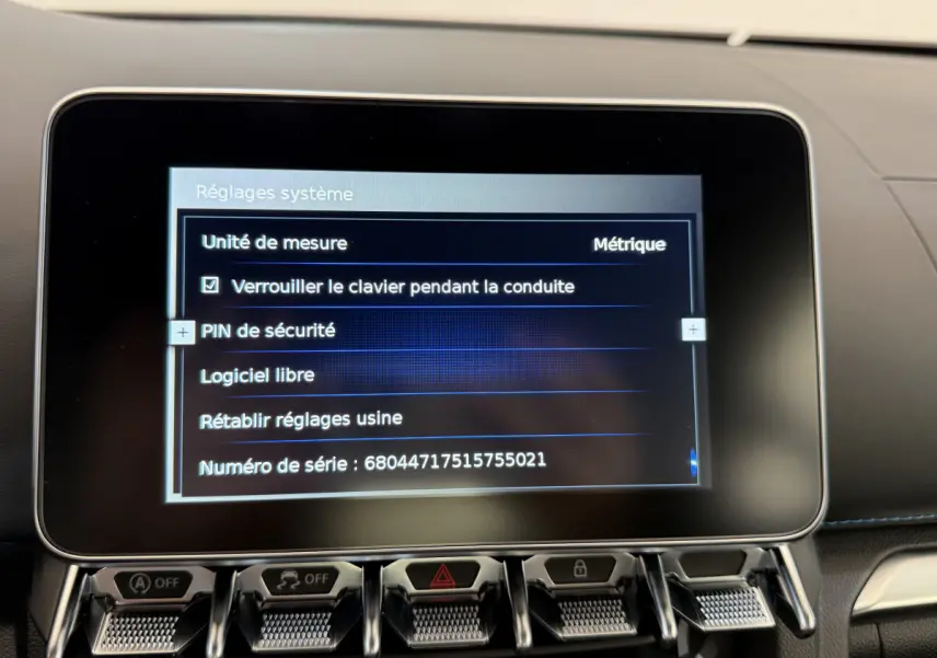 Écran tactile central affichant les réglages système dans l'habitacle noir de l'Alpine A110 Légende 2019.