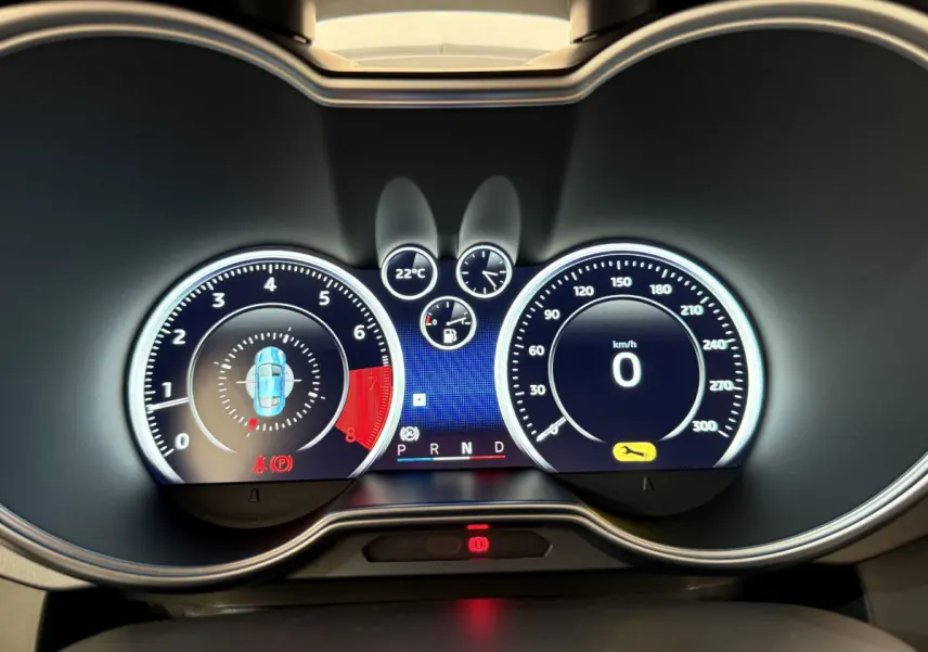 Tableau de bord numérique de l'Alpine A110 Légende 2019, affichage clair avec compte-tours et vitesse à zéro.