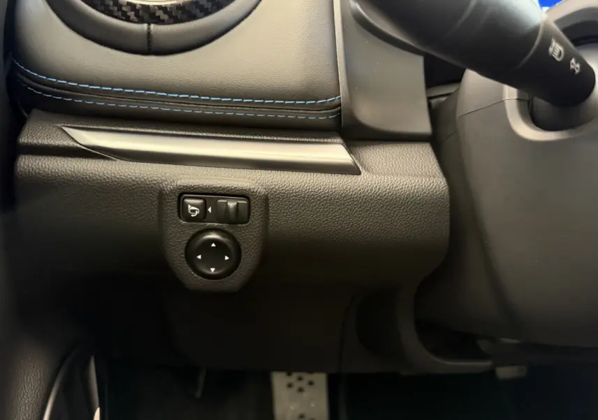 Détail des commandes de réglage des rétroviseurs côté conducteur dans l'habitacle noir de l'Alpine A110 Legende 2019.