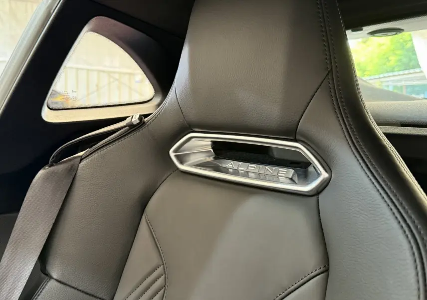 Détail du siège en cuir noir avec logo Alpine, vue rapprochée de l'intérieur arrière de l'Alpine A110 Legende 2019.