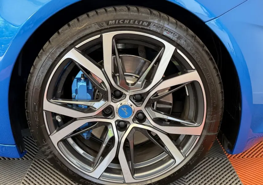 Gros plan sur la jante alliage et le frein bleu de l'ALPINE A110 Legende bleu, côté avant droit.