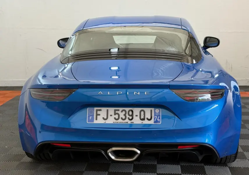 Vue arrière d'une Alpine A110 Légende bleue 2019 avec feux LED et sortie d'échappement centrale hexagonale.
