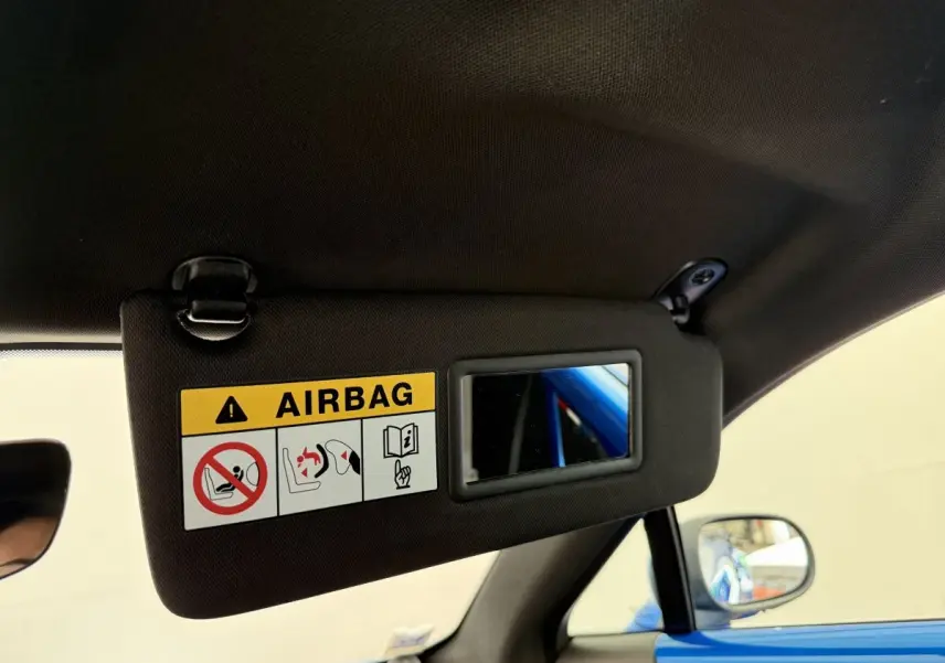 Détail du pare-soleil côté conducteur avec miroir et avertissement airbag sur Alpine A110 Legende bleu 2019.
