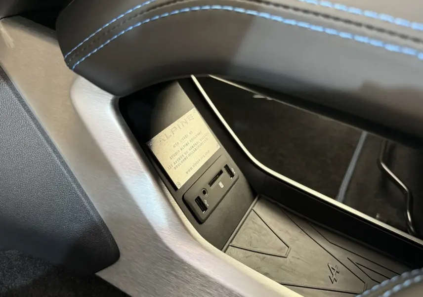 Détail de la console centrale avec plaque Alpine et surpiqûres bleues dans l'habitacle de l'A110 Legende 2019.