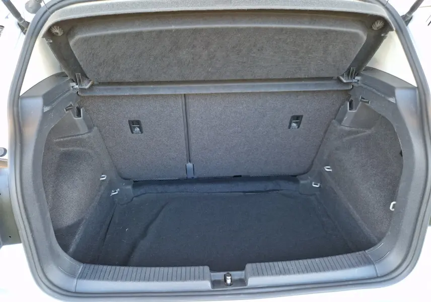 Coffre ouvert d'un Volkswagen T-Cross argent métal 2019, montrant l'espace de chargement intérieur vide.