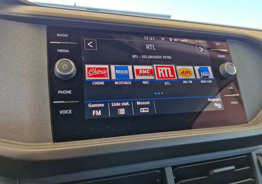 Écran tactile central du Volkswagen T-Cross 2019 affichant les stations radio FM avec boutons physiques autour.