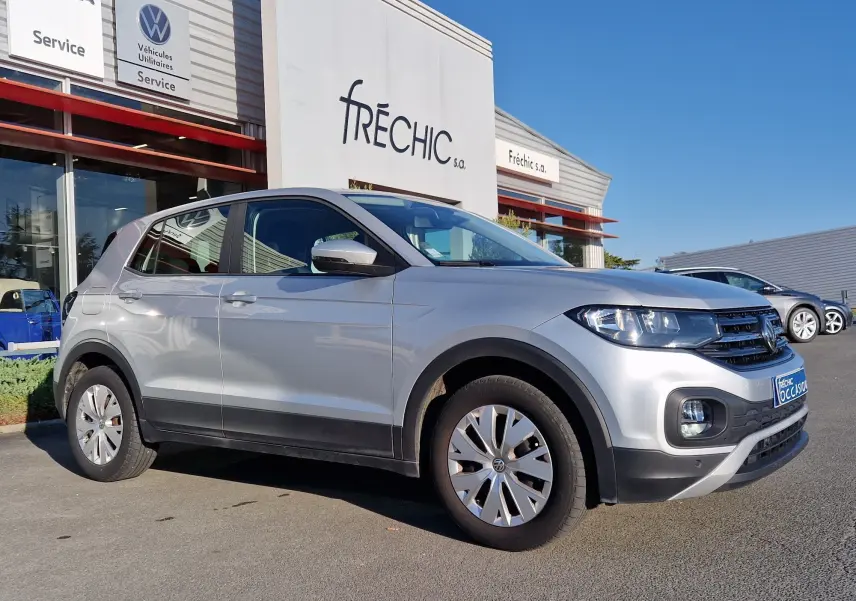 Volkswagen T-Cross 2019 argent métal en vue 3/4 avant droit, SUV compact avec calandre noire et jantes tôles.
