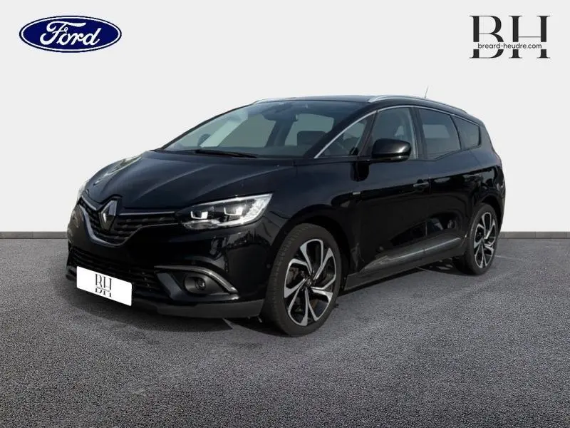 Renault Grand Scenic noir étoilé en 3/4 avant droit, avec jantes alliage et feux LED distinctifs.
