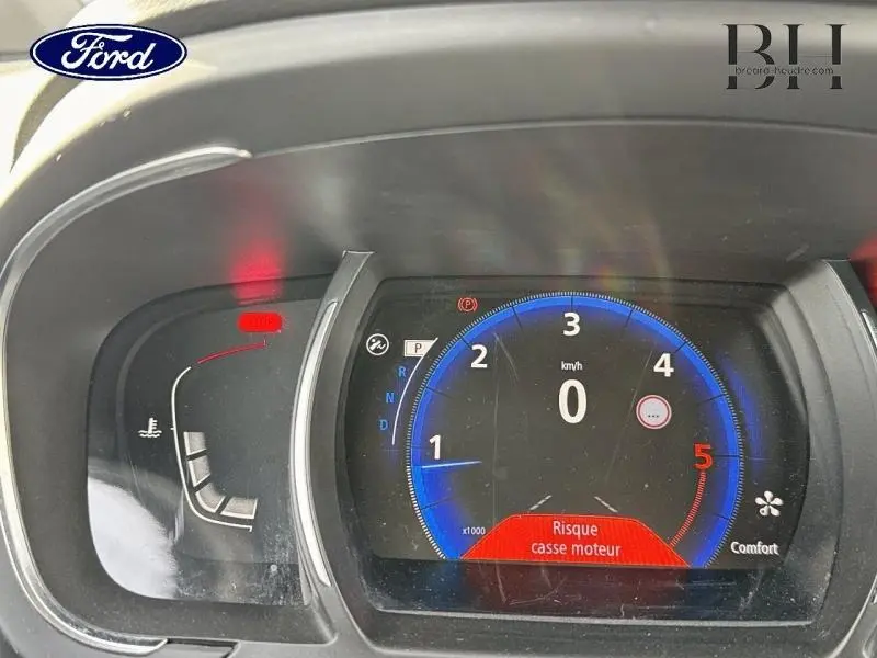 Tableau de bord numérique du Renault Grand Scenic 2017 avec avertissement moteur en rouge et affichage bleu du compte-tours.