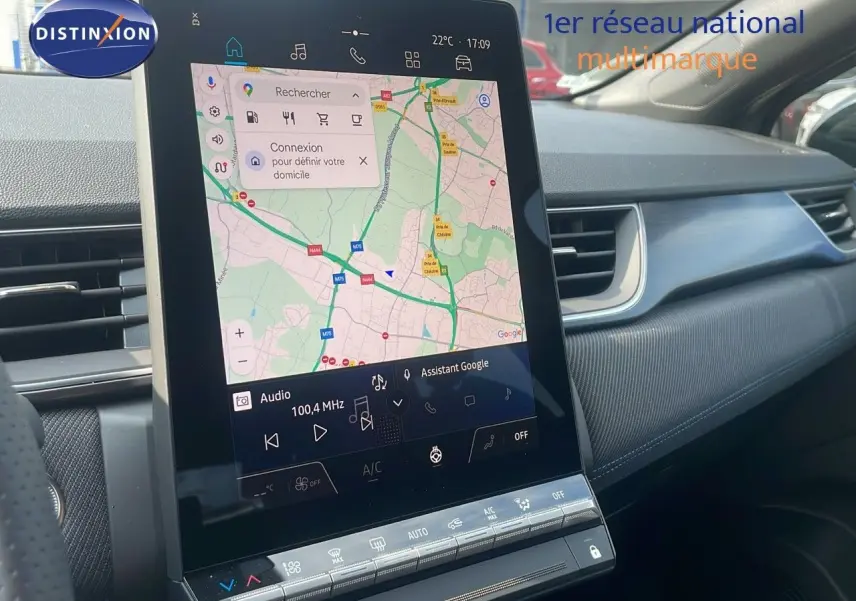 Vue intérieure du tableau de bord du Renault Captur gris Cassiopée, écran tactile central affichant la navigation GPS.