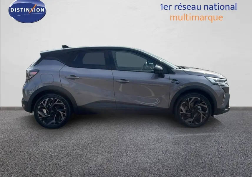 Profil droit du Renault Captur E-Tech hybride 2025 gris cassiopée avec toit noir et jantes noires distinctives.