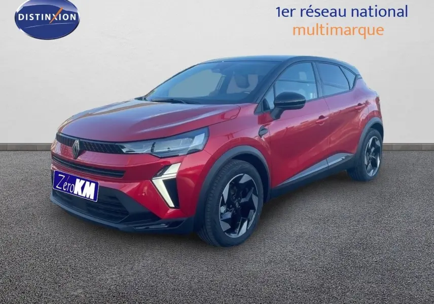 Renault Captur E-Tech hybride 2025 rouge passion avec toit noir, vue 3/4 avant mettant en valeur ses phares LED distinctifs.