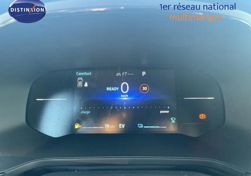 Tableau de bord numérique de Renault Captur E-Tech Hybrid 2025 affichant vitesse à 0 km/h et autonomie électrique 70 km.