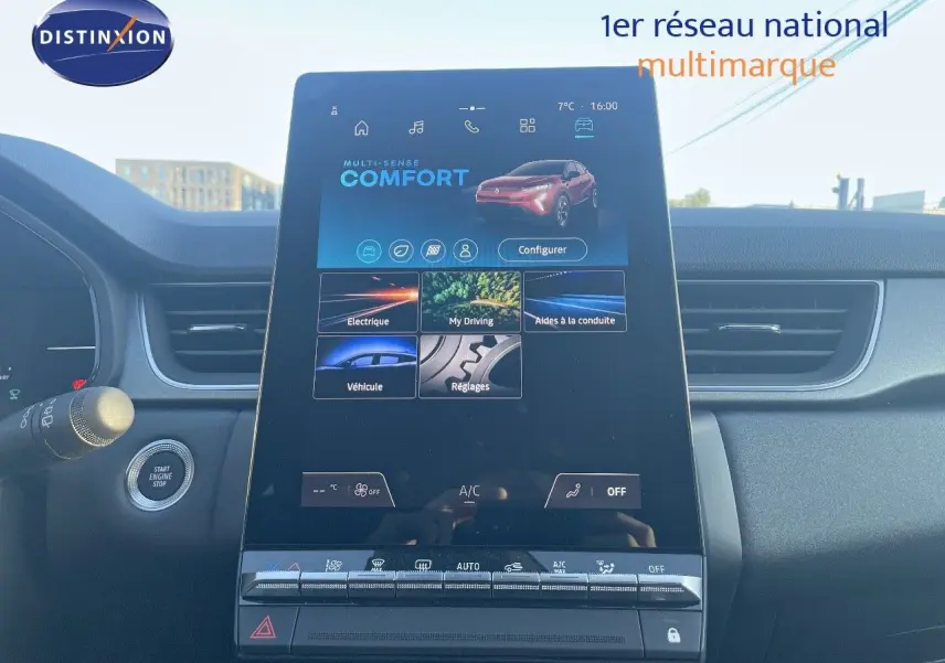 Vue rapprochée de l’écran tactile central du Renault Captur E-Tech Hybrid 2025, affichant les réglages de conduite.