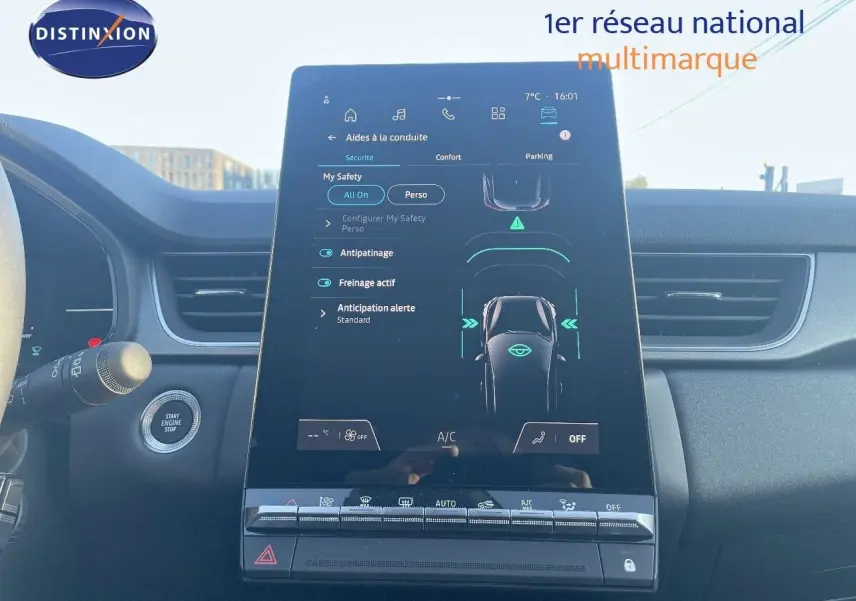 Écran tactile central du tableau de bord du Renault Captur E-Tech Hybrid 2025 affichant les aides à la conduite.