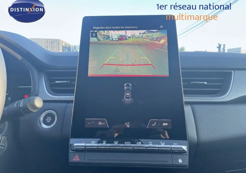 Vue rapprochée de l’écran central tactile affichant la caméra de recul du Renault Captur rouge passion toit noir.