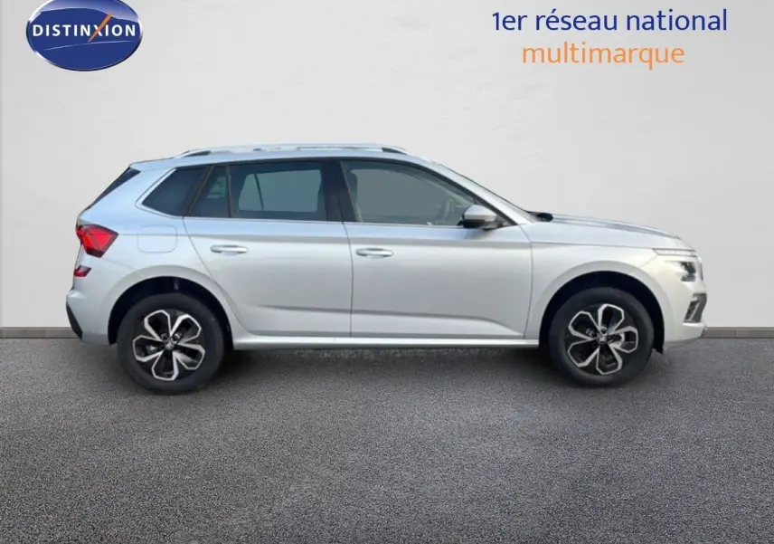 SKODA KAMIQ gris argent métal vu de profil côté gauche, avec jantes alliage bicolores et feux arrière LED.