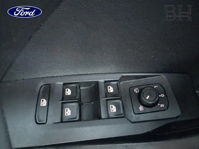 Panneau de commandes des vitres et rétroviseurs électriques côté conducteur, intérieur noir du Volkswagen T-Cross 2022.