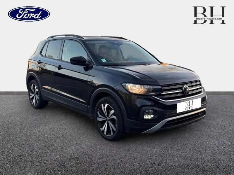 Volkswagen T-Cross noir intense nacré vue 3/4 avant droit avec jantes alu bicolores et calandre chromée.