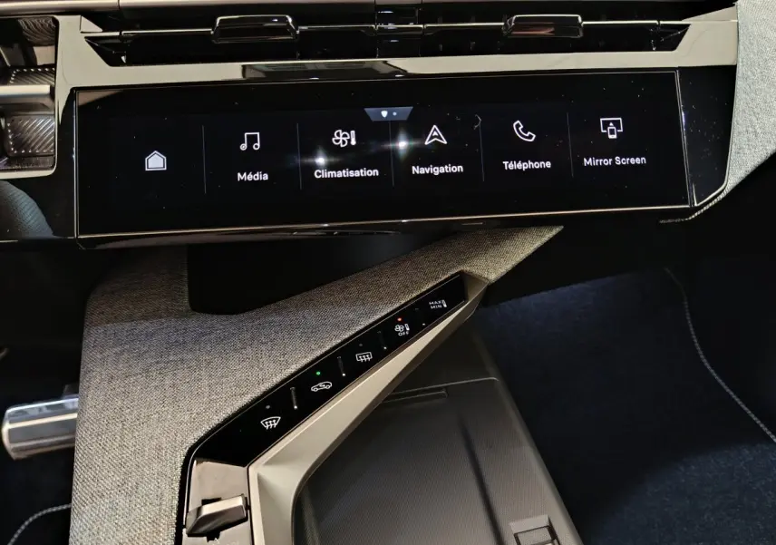 Vue rapprochée de la console centrale du Peugeot 3008 1.2 Hybrid 145 GT 2025, avec écran tactile et commandes climatisation.