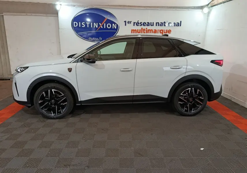 Vue de profil côté gauche d’un Peugeot 3008 blanc 2025 avec toit noir et jantes noires en concession.