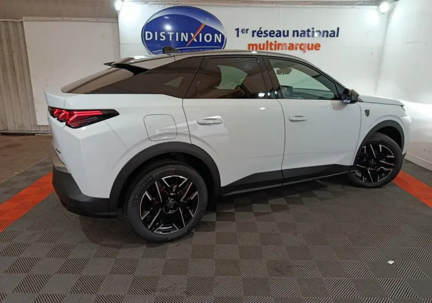 Peugeot 3008 blanc vue de profil côté droit, avec jantes noires et toit noir contrastant en intérieur showroom.