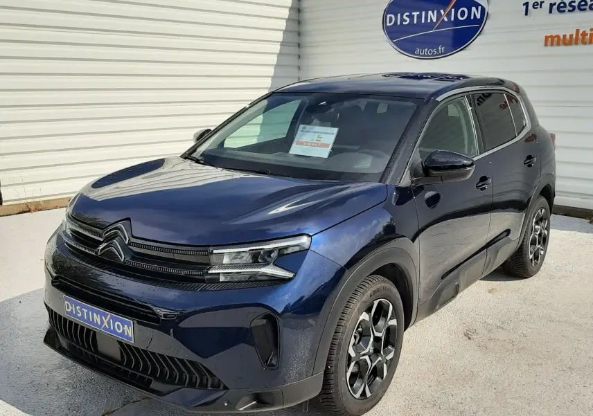 Citroën C5 Aircross bleu éclipse en 3/4 avant droit, avec calandre distinctive et jantes bicolores.
