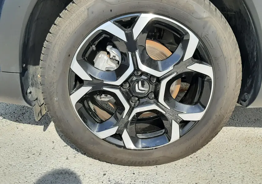 Gros plan sur la jante noire et argentée de la Citroën C5 Aircross bleu éclipse, avec pneu Goodyear visible côté gauche.