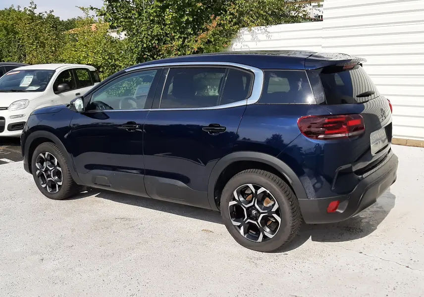 Citroën C5 Aircross bleu eclipse vue de trois quarts arrière droit, avec jantes bicolores et toit noir.