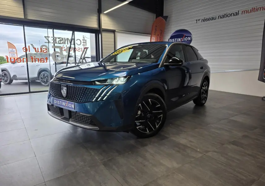Peugeot 3008 bleu métallisé en 3/4 avant droit, avec calandre noire et jantes alliage noires, en showroom.