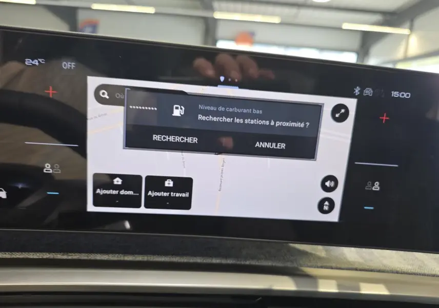 Écran tactile central du Peugeot 3008 2026 affichant une alerte de niveau de carburant bas, intérieur tissu Rimini.
