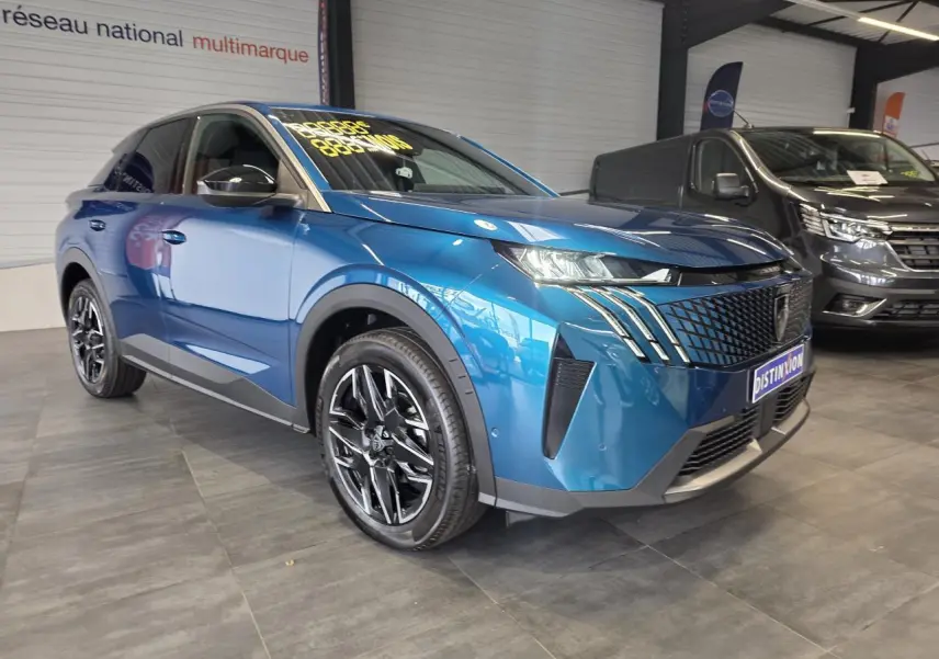 Peugeot 3008 bleu métallisé en 3/4 avant droit avec calandre noire et jantes alliage 18 pouces Basel.