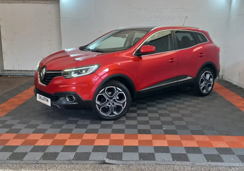 Renault Kadjar Intens rouge vue 3/4 avant droit, avec jantes alliage et toit ouvrant visible.