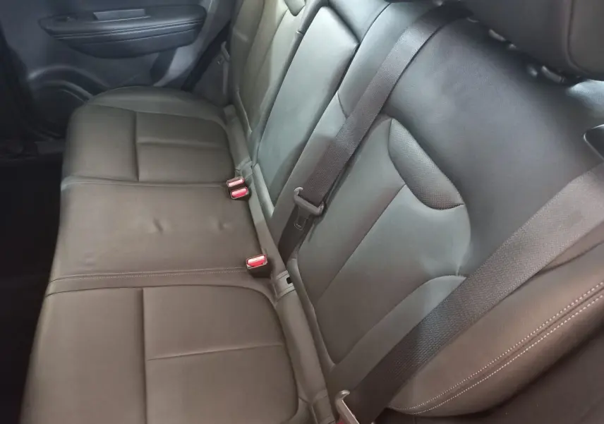 Vue latérale de la banquette arrière en cuir noir du Renault Kadjar Intens Energy TCe 130 EDC, avec ceintures de sécurité visibles.