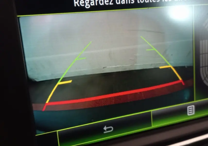 Vue de l'écran de recul du Renault Kadjar Intens Energy TCe 130 EDC montrant les lignes de guidage colorées sur fond gris.