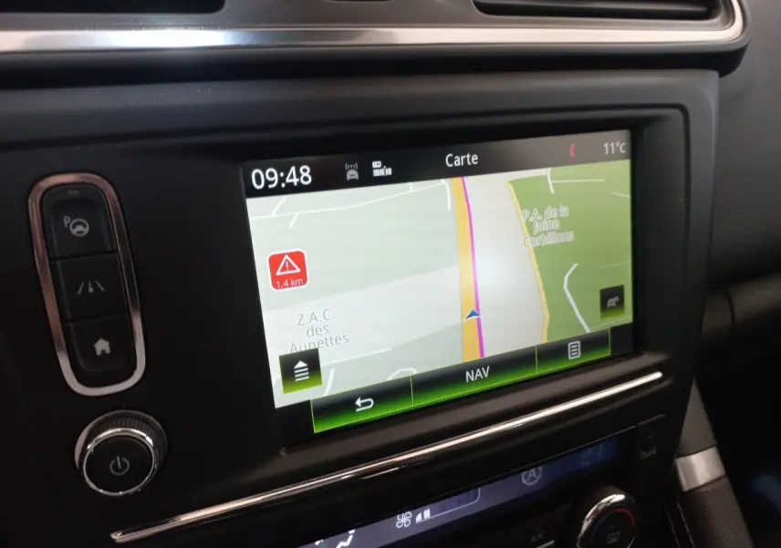 Vue rapprochée de l’écran tactile de navigation du tableau de bord du Renault Kadjar Intens 2018, intérieur noir.