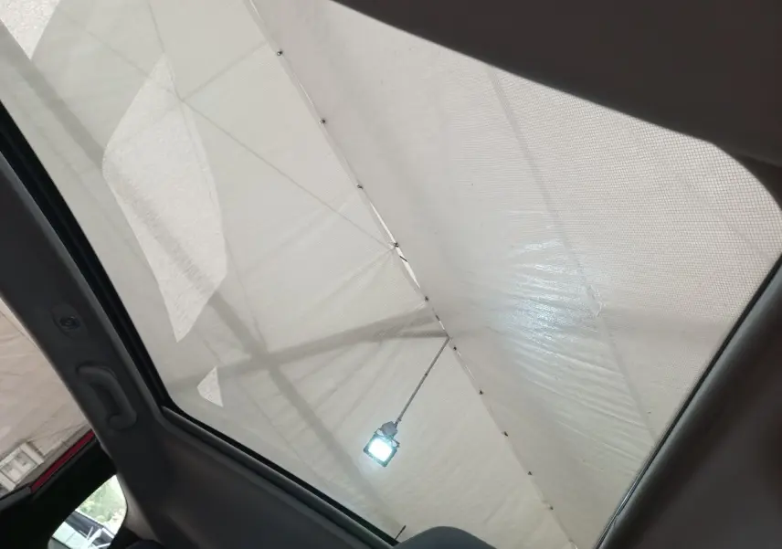 Vue intérieure du toit ouvrant panoramique du Renault Kadjar Intens Energy TCe 130 EDC, couleur non visible.