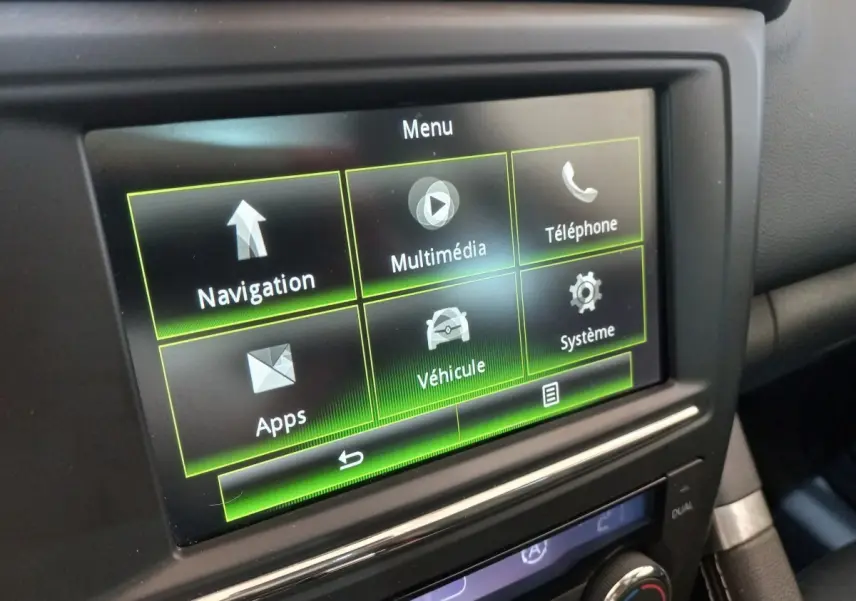 Écran tactile central du système multimédia du Renault Kadjar Intens Energy TCe 130, affichage menu principal.