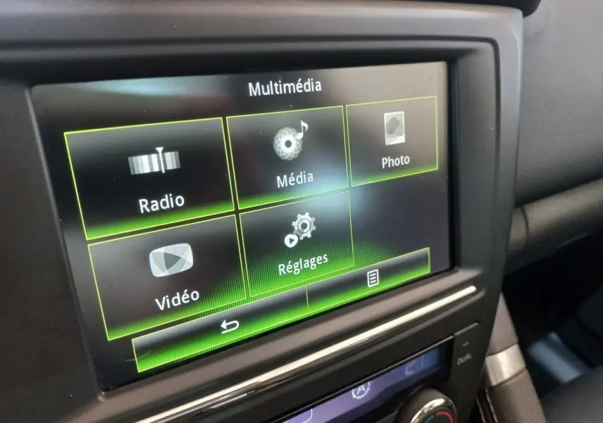 Écran tactile multimédia 7 pouces du tableau de bord intérieur du Renault Kadjar Intens Energy TCe 130 EDC.