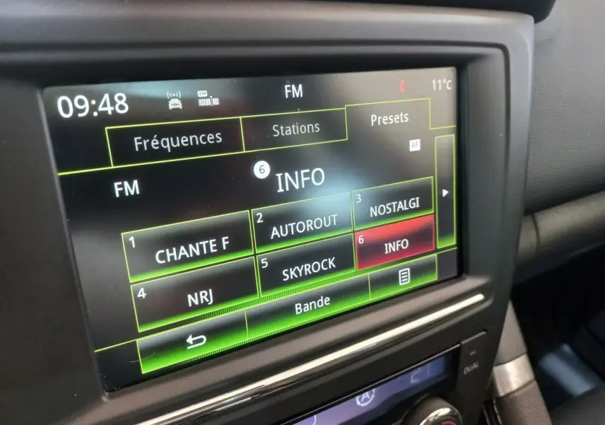 Écran tactile central de la Renault Kadjar Intens Energy, affichant les stations radio FM, vue intérieure rapprochée.