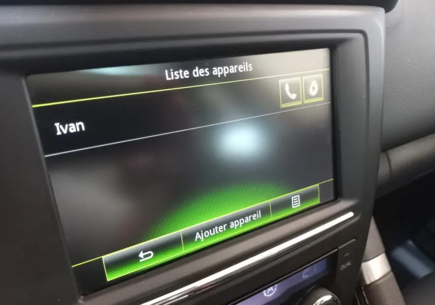 Écran tactile central du Renault Kadjar Intens Energy, affichant la liste des appareils Bluetooth, intérieur noir.