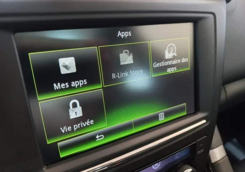 Écran tactile central affichant le menu des applications dans l'habitacle du Renault Kadjar Intens Energy TCe 130 EDC.
