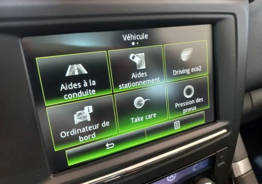 Écran tactile central du Renault Kadjar Intens Energy, affichant les aides à la conduite et stationnement.