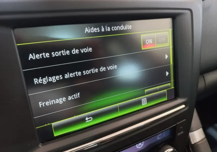 Écran tactile central du Renault Kadjar Intens Energy affichant les aides à la conduite, vue intérieure rapprochée.