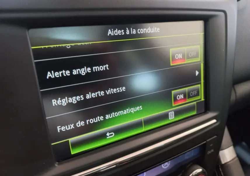 Écran tactile central du Renault Kadjar Intens Energy TCe 130 affichant les aides à la conduite activées.
