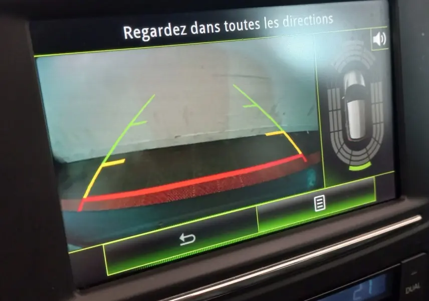 Écran tactile de la caméra de recul du Renault Kadjar Intens Energy TCe 130 EDC affichant les lignes de guidage colorées.
