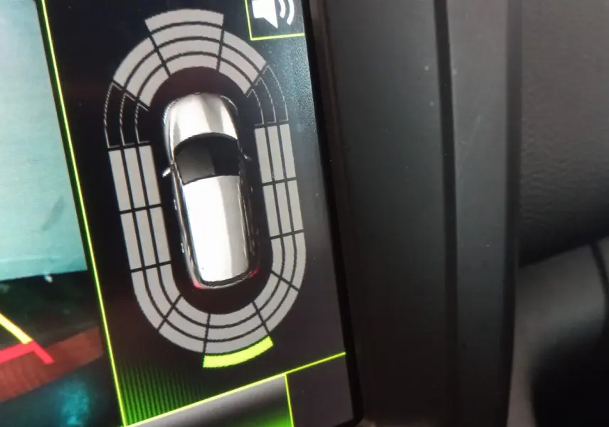 Affichage digital intérieur montrant l'aide au stationnement du Renault Kadjar Intens Energy TCe 130 EDC, vue écran tactile.